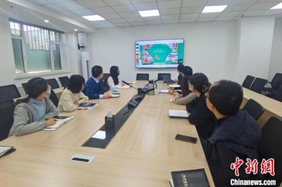 圖為甘肅教育出版社《寫給青少年的敦煌故事》叢書項目組，探討圖書封面設(shè)計?！￠Z姣 攝