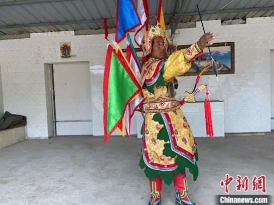 圖為完代才讓在外木村戲臺(tái)出演?！∷巫雨?攝