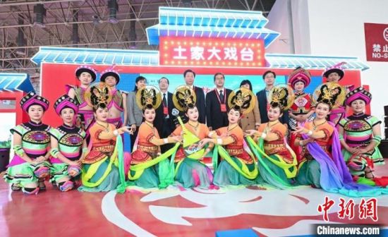 11月26日，“甘肅團(tuán)”在首屆中國(guó)(武漢)文化旅游博覽會(huì)展區(qū)的“土家大戲臺(tái)”，與“湖北團(tuán)”互訪交流。　甘肅省文化和旅游廳供圖