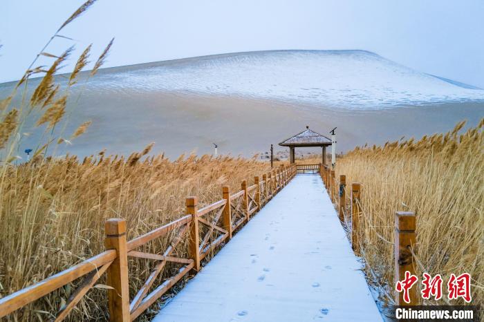 2021年11月28日，在敦煌鳴沙山月牙泉景區(qū)，沙雪交融，更顯北國風情?！⊥醣筱y 攝