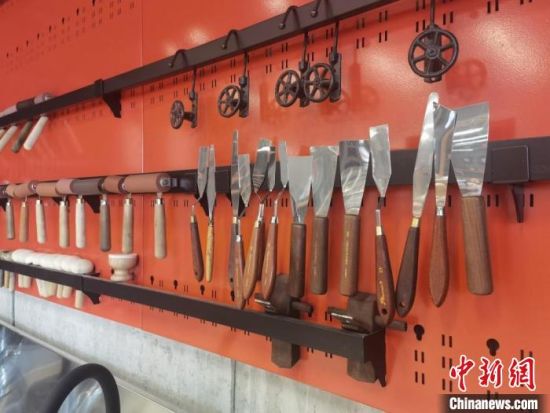 圖為徐晉林制作雕版敦煌壁畫所用工具?！￠Z姣 攝