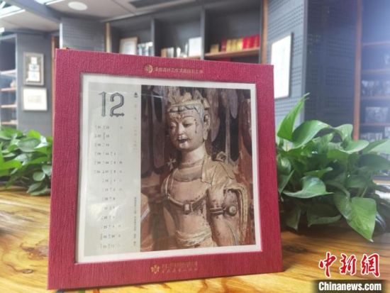 圖為徐晉林制作的敦煌題材的手工書《走進(jìn)沙漠敦煌——莫高窟與藏書票藝術(shù)》，深受讀者喜愛?！￠Z姣 攝