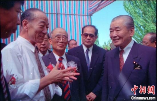 1994年8月，時任日本首相竹下登(右一)與時任敦煌研究院院長段文杰在莫高窟親切交談。中新社發(fā) 婁婕 供圖