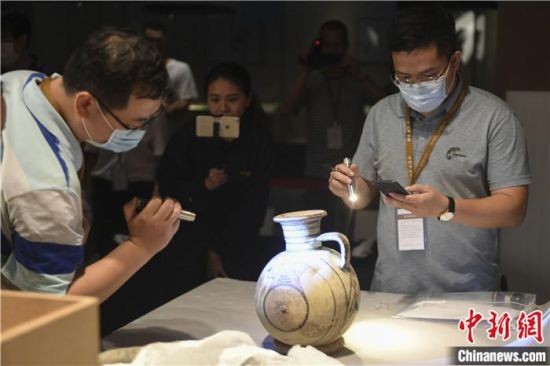2020年6月，在長沙博物館舉行“從地中海到中國：絲路寶藏——平山郁夫絲綢之路美術(shù)館藏文物展”前，專家開箱鑒定文物。中新社記者 楊華峰 攝