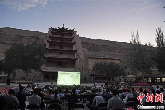2018年8月，在敦煌莫高窟標(biāo)志性建筑“九層樓”前，《回顧平山郁夫先生的貢獻(xiàn)》座談會舉行。來自中日兩國的專家、學(xué)者共同懷念這位情系敦煌數(shù)十載的繪畫巨匠、中日友好的文化使者、世界文化遺產(chǎn)的守護者。中新社記者 楊艷敏 攝