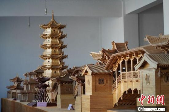 圖為古建筑模型制作技藝傳習(xí)所展廳內(nèi)的微縮古建筑作品?！【琶赖┰?　攝