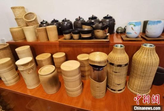 圖為展陳的一件件精致可愛的竹編農(nóng)具工藝品?！●T志軍 攝