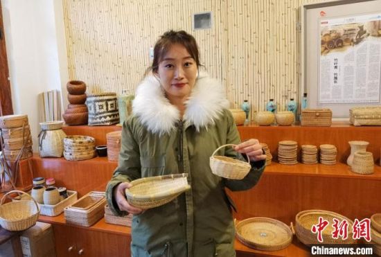 40多種精小玲瓏、純手工制作的新型盛食容器、居家工藝品等，每一件都令人愛不釋手。　馮志軍 攝
