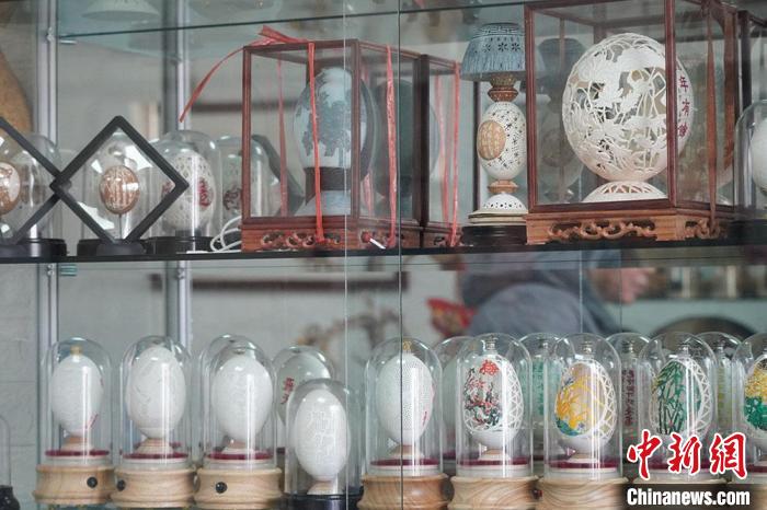 圖為吳義澤收藏柜內的蛋雕作品?！【琶赖ぴ?攝