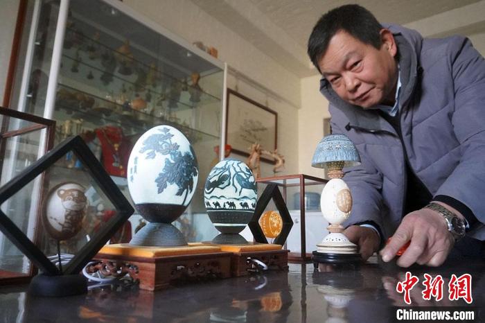 圖為吳義澤展示的最新創(chuàng)作的蛋雕作品?！【琶赖ぴ?攝