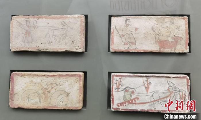 圖為嘉峪關(guān)長城博物館館藏文物魏晉墓彩繪畫像磚中豐富多彩的古代農(nóng)牧業(yè)生產(chǎn)活動。(資料圖) 丁思 攝