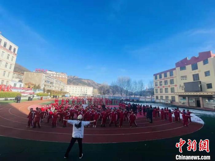 圖為街舞老師教授藏族學(xué)子跳街舞。　陳善雄 攝