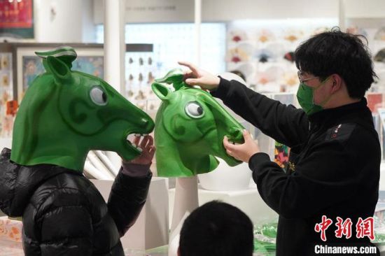 圖為“神馬來(lái)了”銅奔馬頭套?！【琶赖┰?攝