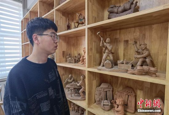 圖為學生介紹作品。 劉玉桃 攝