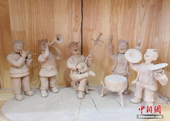 圖為泥塑作品展現(xiàn)人們娛樂場景。 劉玉桃 攝