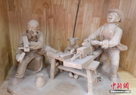 圖為泥塑作品。 劉玉桃 攝