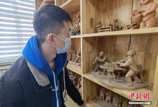 圖為學生欣賞泥塑作品。 劉玉桃 攝