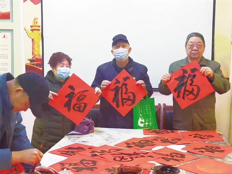 蘭州：“幸福敲門 新春送?！被顒忧榕f家