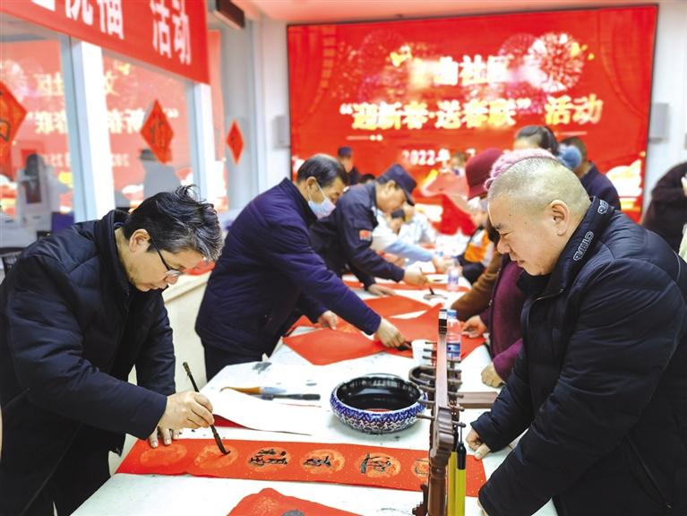 蘭州新區(qū)開展“墨香四溢送春聯(lián)·情暖文曲送祝?！被顒?dòng)
