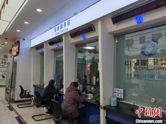 圖為蘭州市民在銀行兌換新鈔。　徐雪 攝