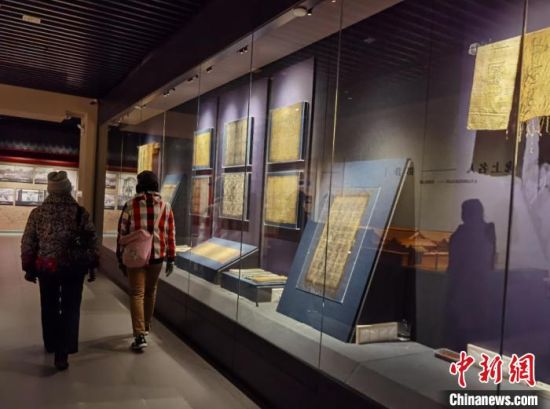 圖為蘭州市民參觀博物館展品?！⌒煅?攝