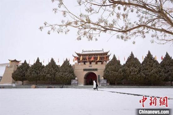 圖為2月17日，游人在鳴沙山月牙泉景區(qū)內(nèi)體驗大漠雪景?！《鼗褪形穆镁止﹫D