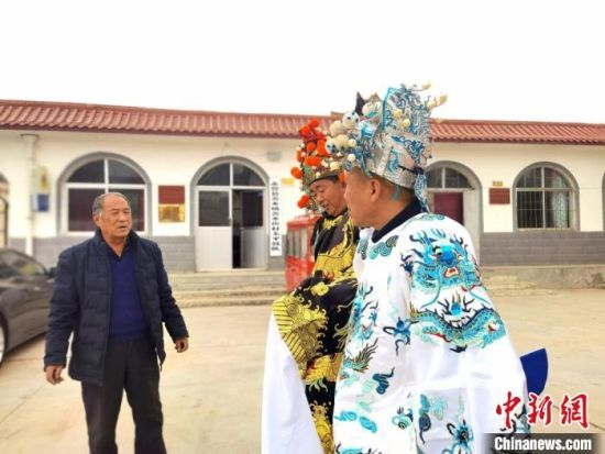 圖為69歲的“苦水高高蹺”國(guó)家級(jí)傳承人巨海全(左一)，叮囑徒弟們高高蹺練習(xí)技巧要領(lǐng)?！￠Z姣 攝