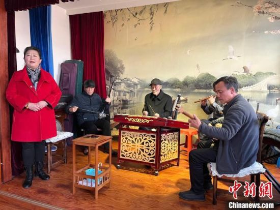 圖為蘭州鼓子表演者王常玉登臺演唱，她是這項入列國家級非物質(zhì)文化遺產(chǎn)的曲藝表演者中，為數(shù)不多的女演員?！堨下?攝