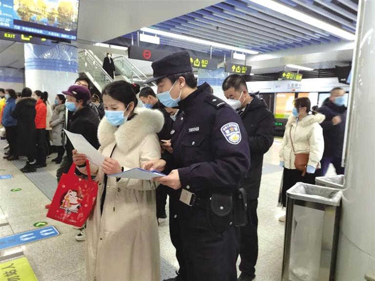 講解詐騙套路 普及“斷卡”常識 蘭州城關(guān)公安分局、交通治安分局聯(lián)合反詐宣傳進(jìn)地鐵