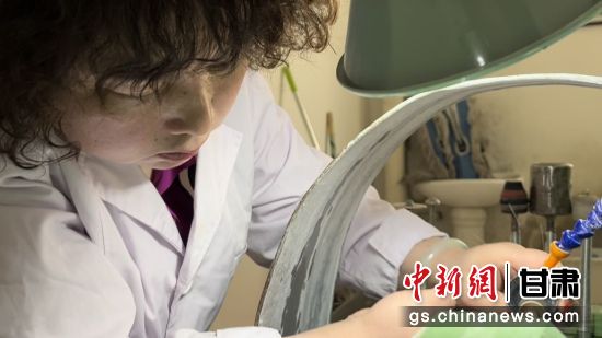 夜光杯制作學(xué)徒謝小琴坦言，雖工作枯燥，但是能夠掌握國家級非遺技藝是很自豪的。王牧雨 攝