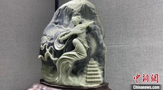 圖為李學(xué)平的玉雕作品?！「攥?攝