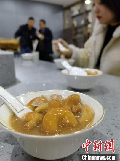 圖為酒泉美食“糊鍋”?！∫蟠河?攝