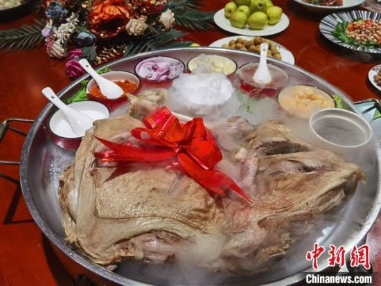 圖為酒泉美食“漢蒸全羊”。　馮志軍 攝