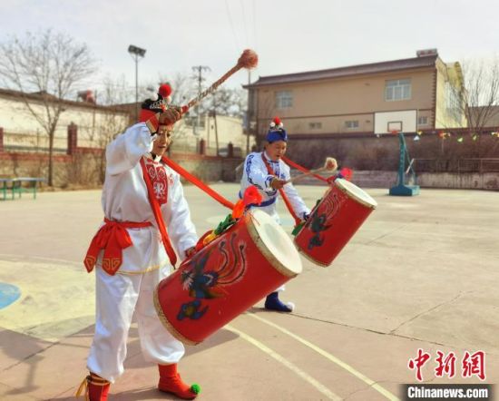 圖為劉玉均(右一)身穿青花服與隊員一起練習動作?！堟?攝