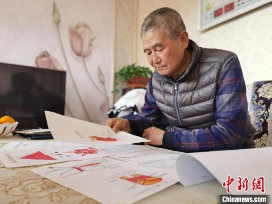 圖為陸鵬飛向記者展示多年帶隊的手寫筆記。　張婧 攝