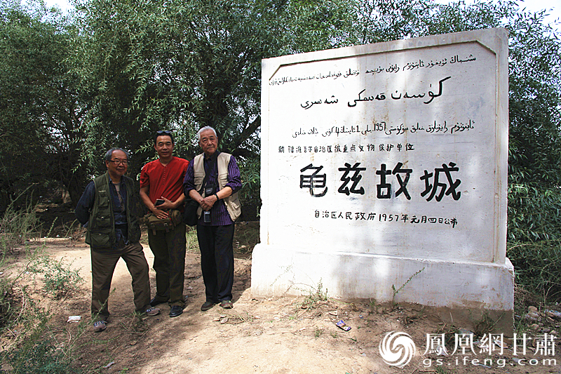 庫(kù)車是古代龜茲語(yǔ)，意為“龜茲人的城”，乃絲綢之路重鎮(zhèn)。2016年，蘇朗（右）、文巖（左）等藝術(shù)家前往庫(kù)車龜茲故城遺址采風(fēng)。楊文遠(yuǎn) 攝