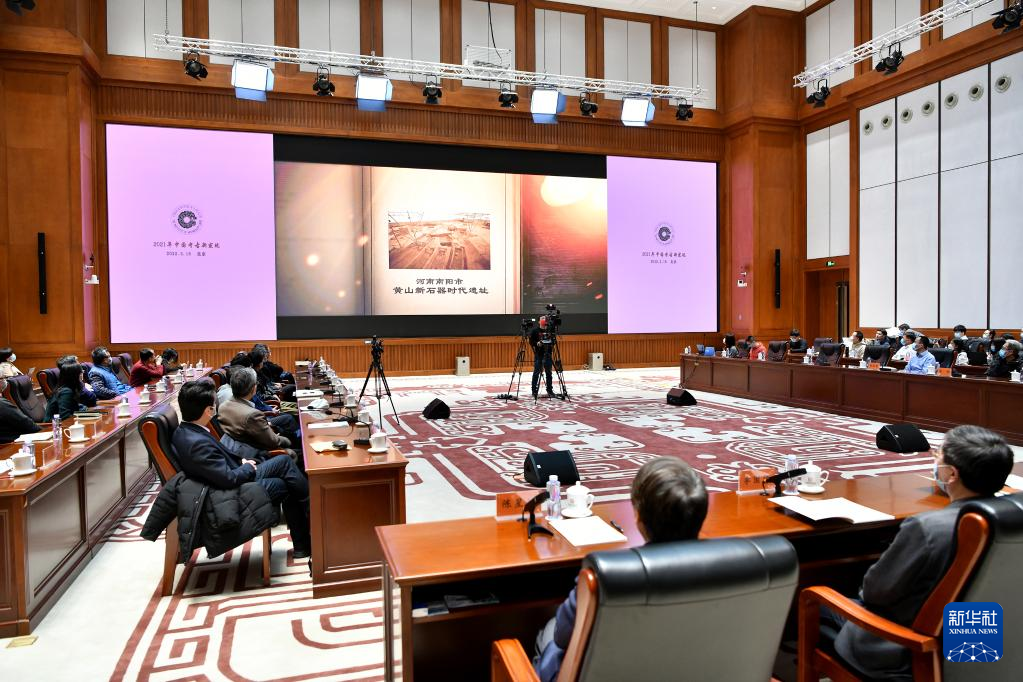 3月18日，在“中國社會(huì)科學(xué)院考古學(xué)論壇·2021年中國考古新發(fā)現(xiàn)”上，參會(huì)人員觀看宣傳視頻。