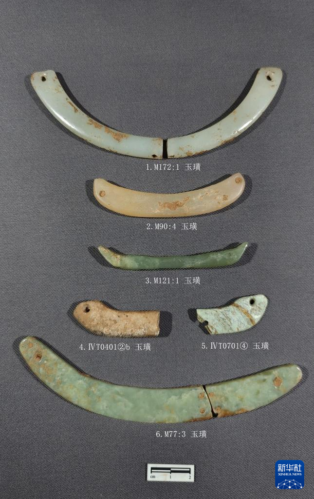 河南南陽市黃山新石器時(shí)代遺址出土的屈家?guī)X文化玉璜（資料圖）。