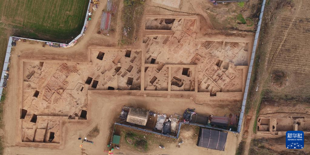 河南南陽市黃山新石器時(shí)代遺址山頂臺探方（資料圖）。