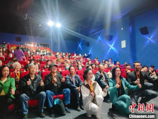 《浴血誓言》主創(chuàng)團(tuán)隊(duì)與到場的紅軍后代合影?！￡愡x斌 攝