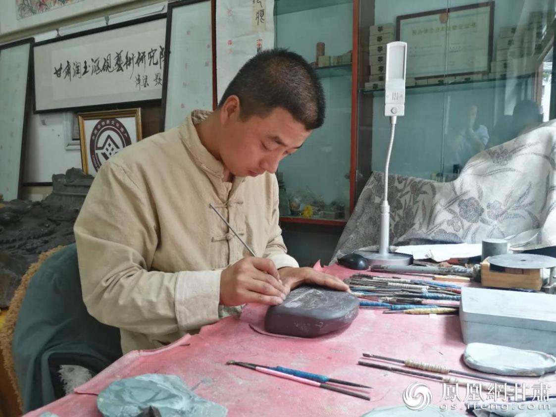 洮硯制作技藝第六代傳人、國家藝術(shù)基金資助青年藝術(shù)家、正高級(jí)洮硯雕刻藝術(shù)師李江平十年如一日專注于洮硯制作 圖源自網(wǎng)絡(luò)