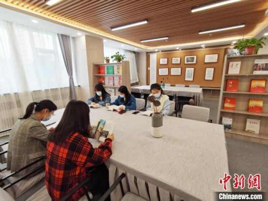 近日，在國網(wǎng)甘肅電力黨校職工書屋，正在舉行青年職工讀書交流活動?！⌒煅?攝