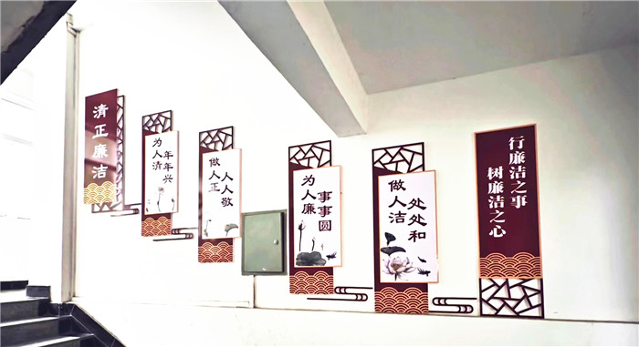 1650789077940551.jpg 圖為成縣鐔河鄉(xiāng)政府機關(guān)走廊廉政文化墻.jpg
