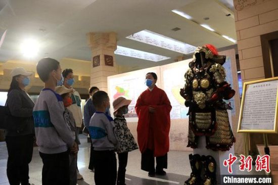 該“唐朝明光鎧”吸引游人圍觀，盡顯中國古代工匠獨特設計和傳統(tǒng)甲胄文化的魅力。　張曉亮 攝