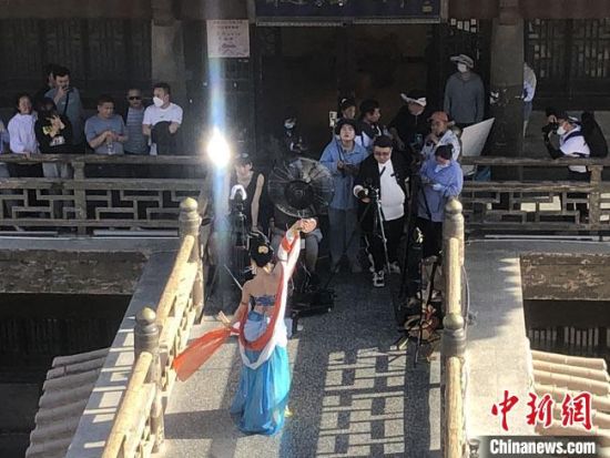 圖為5月以來，“奧大?！敝辈ガF(xiàn)場(chǎng)引游客圍觀。　敦煌市委宣傳部供圖