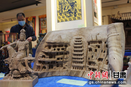 連日來，甘肅省工藝美術(shù)行業(yè)評審認(rèn)定工作會議在蘭州舉行。圖為以敦煌莫高窟為題材的木雕作品《守護(hù)》。徐雪 攝