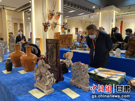 來自全省的近800件作品進(jìn)入專家評審環(huán)節(jié)，作品涵蓋雕塑雕刻、漆器、工藝花畫等多個類別。徐雪 攝