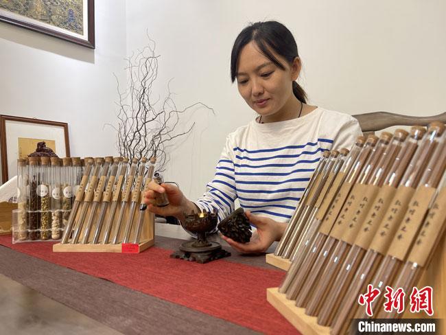 圖為魯雯展示燃香禮儀?！「攥?攝