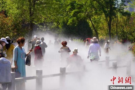 蘭州市寓言故事園化身“瑤池”仙境美景，吸引不少市民前來觀賞、拍照?！【琶赖┰?攝