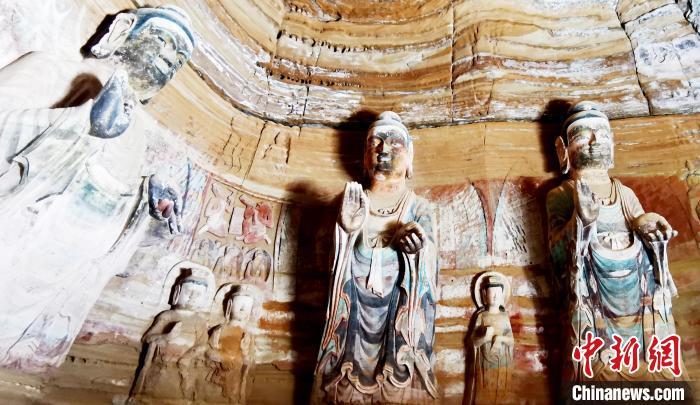 北石窟寺窟內(nèi)造像因受水顯得斑駁。　艾慶龍 攝